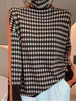 Colorblock Knit Turtleneck Sweater with Diamond Pattern