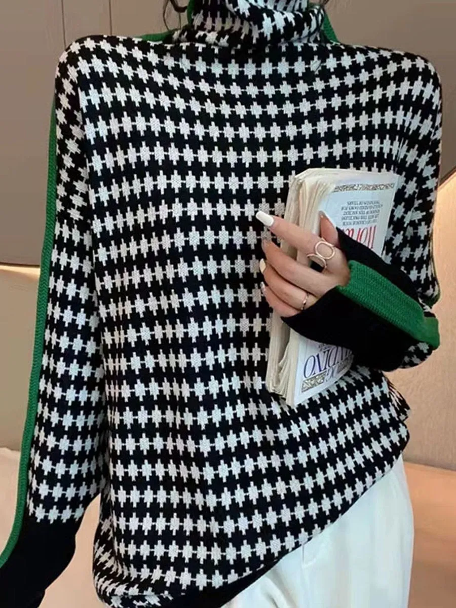 Colorblock Knit Turtleneck Sweater with Diamond Pattern